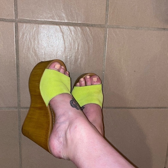 Steve Madden Sandra neon  Green Wedge platforms Size 7 Slip-On Comfort - Picture 11 of 11
